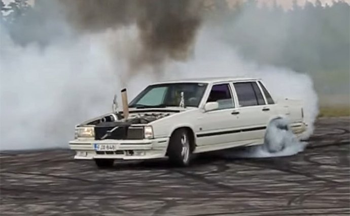 Video: Auto, nebo lokomotiva? Zběsilé turbodieselové Volvo 750 pálí gumy