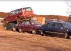 Video: Prý, že je nesmrtelný jen Hilux. Podívejte se na nerozbitné Volvo 850!