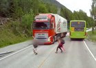 Školní poučka o přebíhání silnice v praxi: Dítěti zachránilo život až nouzové brzdění kamionu