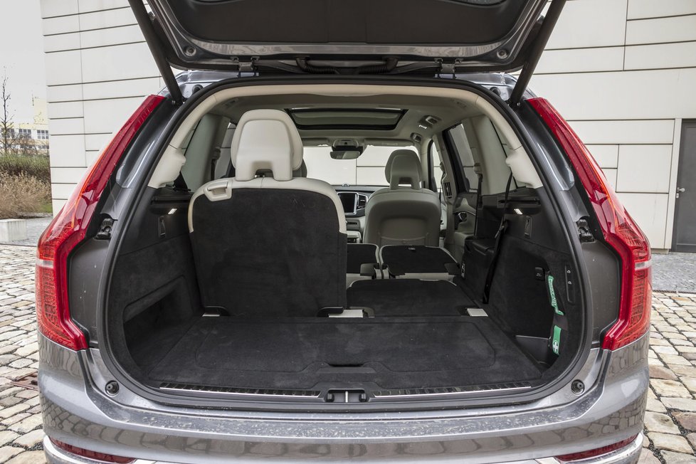 I za třetí řadou sedadel zbývá dost místa na kufry. Díky příčnému uložení motoru XC90 využívá svou délku lépe než audi a mercedes.