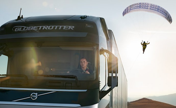 Volvo Trucks láká na kaskadérský kousek létajícího pasažéra (+video)