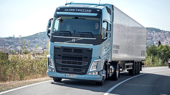 Volvo Trucks připomíná 25 let od premiéry první generace FH 