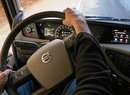 V případě nastupujícího smyku umí Volvo Dynamic Steering s podporou stability automaticky natočit volant do „kontra“ a předejít dalšímu nárůstu nestability vozidla či celé soupravy