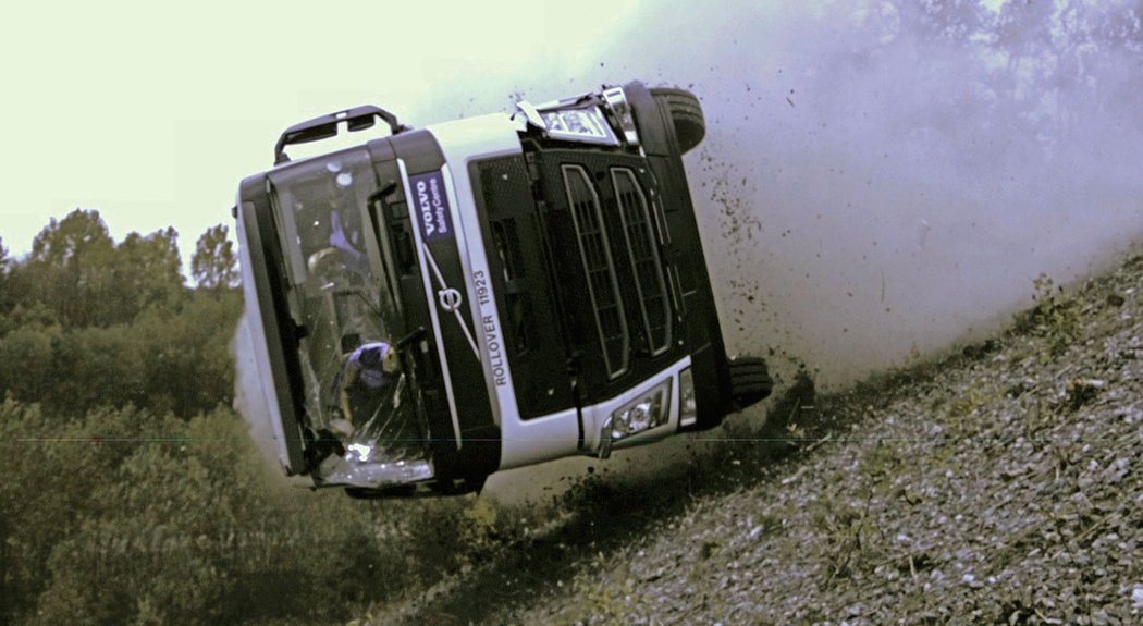 Zkoušky převrácení nejsou pro nákladní vozidla povinné, přesto je švédská automobilka provádí. Když k tomu všichni řidiči budou používat bezpečnostní pásy, dojde k záchraně mnoha lidských životů.