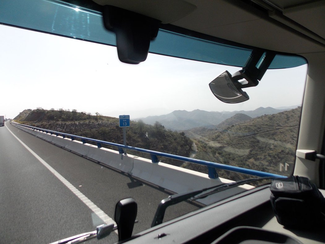 Během stoupání jsme si mohli prohlížet krásně hornatou krajinu jižního Španělska