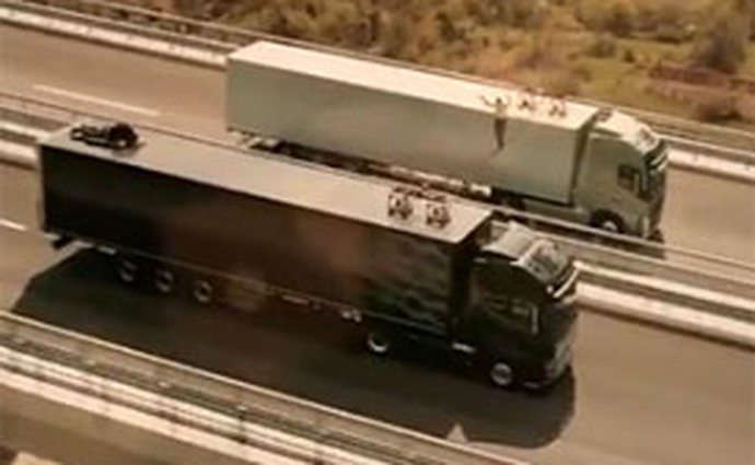 Video: Provazochodkyně mezi dvěma jedoucími kamiony