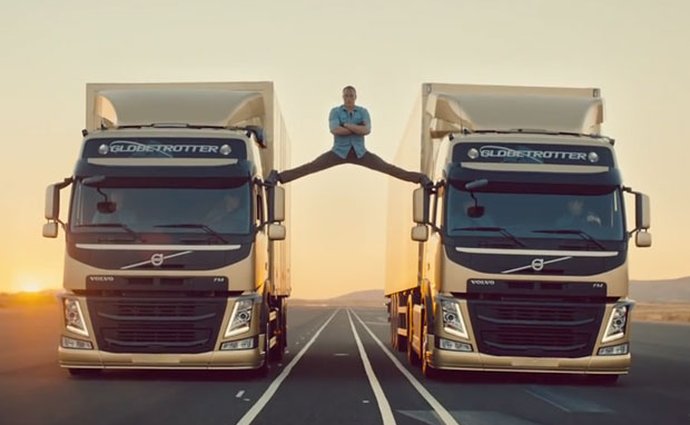 Jean-Claude Van Damme: Roznožka mezi dvěma kamiony Volvo