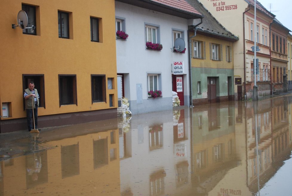 Velká voda se prohnala i pošumavským městem Volyně. Ještě dopoledne se lidé bordili ulicemi.