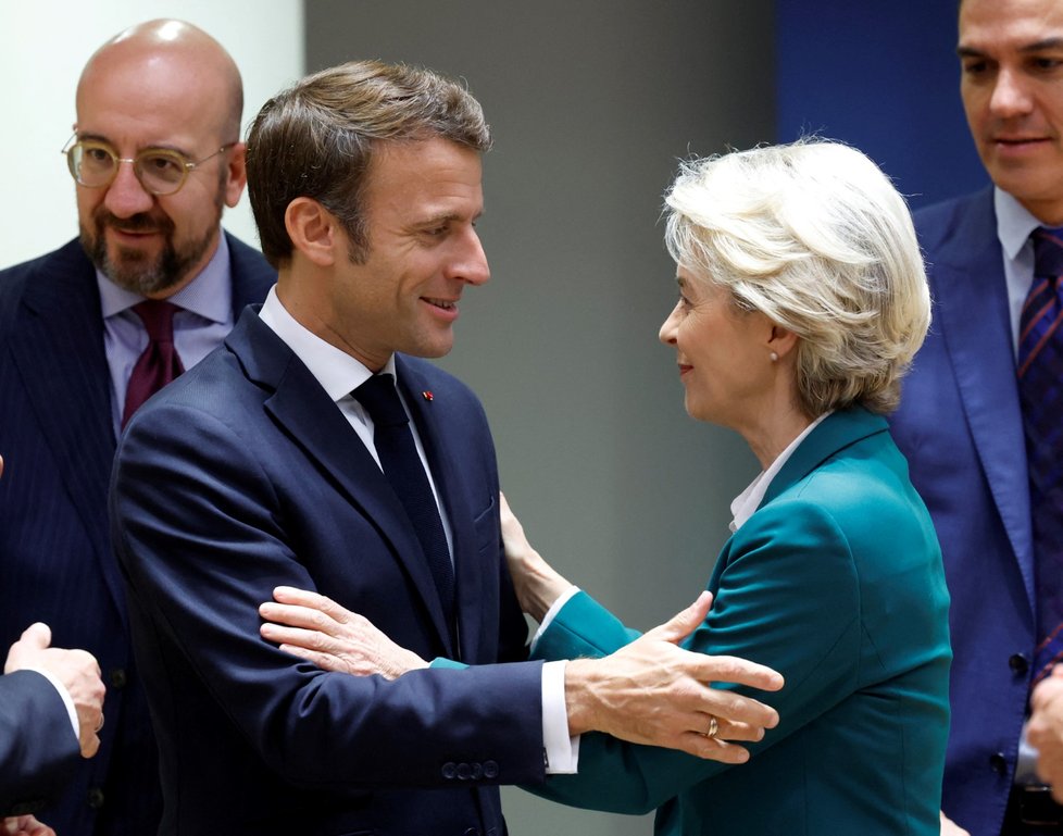 Summit v Bruselu: Předseda Evropské rady Charles Michel, francouzský prezident Emmanuel Macron a předsedkyně Evropské komise Ursula von der Leyenová