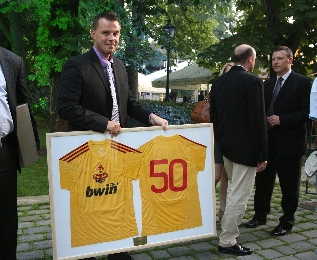 Místopředseda fotbalové asociace Jindřich Rajchl se vytasil s dresem.