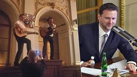 Radek Vondráček si spletl Sněmovnu s koncertním pódiem. Na předsednický pult vyskočil i s kytarou.