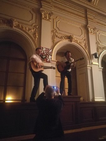 Radek Vondráček a jeho hraní na kytaru v Poslanecké sněmovně s poslancem ANO Janulíkem