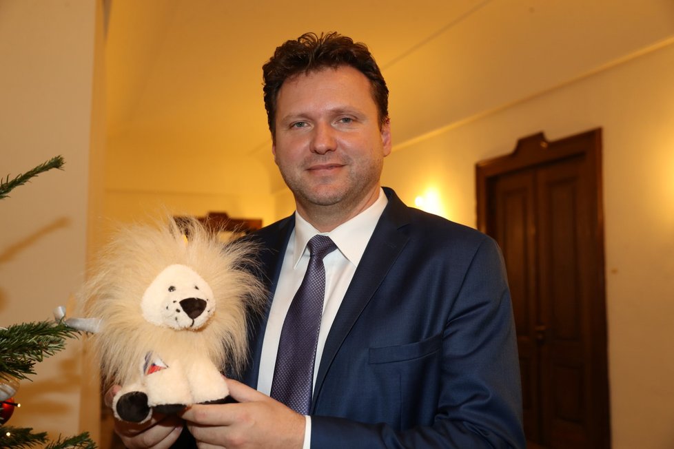Plyšový dvouocasý lvíček má podle předsedy Poslanecké sněmovny  evokovat dětskou představu českého státního znaku.
