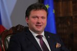 Předseda Poslanecké sněmovny Radek Vondráček před natáčením novoročního projevu pro rok 2020. Oproti předchozímu roku vyměnil stůl i místo, odkud projev natáčel (2020).