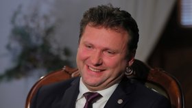 Předseda Poslanecké sněmovny Radek Vondráček před natáčením novoročního projevu pro rok 2020. Oproti předchozímu roku vyměnil stůl i místo, odkud projev natáčel (2020).