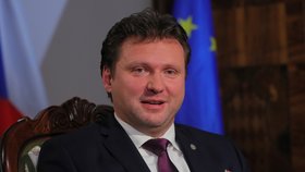 Předseda Poslanecké sněmovny Radek Vondráček před natáčením novoročního projevu pro rok 2020. Oproti předchozímu roku vyměnil stůl i místo, odkud projev natáčel (2020).