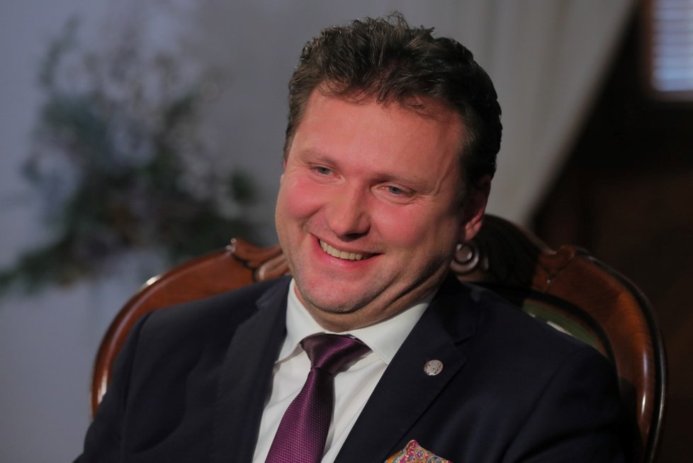 Předseda Poslanecké sněmovny Radek Vondráček před natáčením novoročního projevu pro rok 2020. Oproti předchozímu roku vyměnil stůl i místo, odkud projev natáčel (2020).