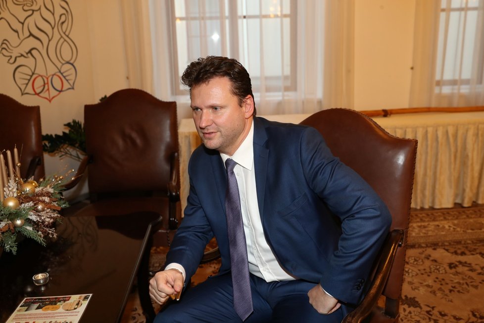 Předseda Poslanecké sněmovny Radek Vondráček vozí na zahraniční návštěvy parlamentní víno.