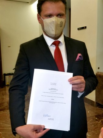 Předseda Poslanecké sněmovny Radek Vondráček (ANO) ukázal novinářům rozhodnutí, kterým svolal prezident Miloš Zeman stálé zasedání nové Sněmovny na 8. listopadu 2021 (14. 10. 2021).