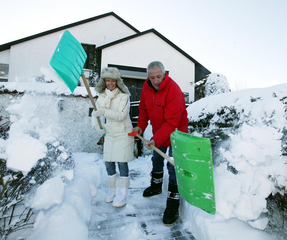 2007: U vily v Řitce při odklízení sněhu.