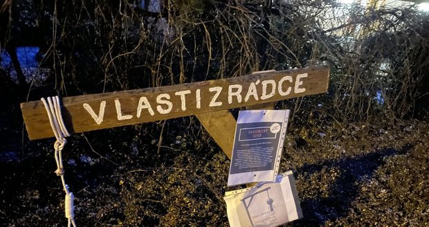 Šibenici s oprátkou a nápisem Vlastizrádce postavil muž (30) před dům moravskoslezského hejtmana Ivo Vondráka (ANO). Policie ho nyní dopadla.