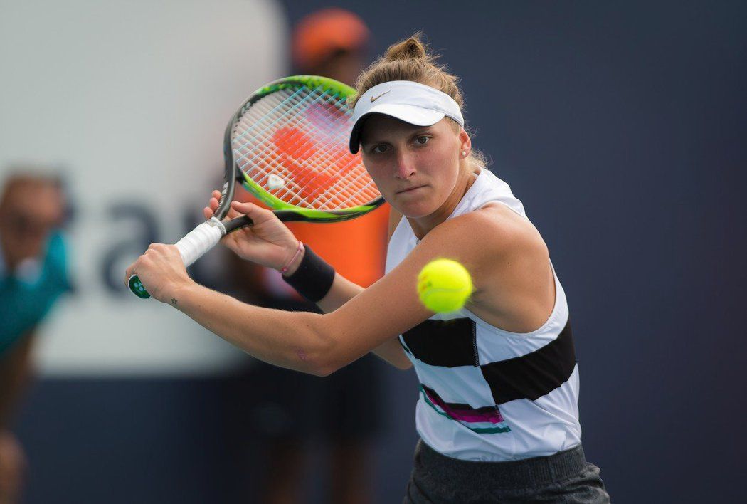 Markéta Vondroušová v utkání proti Karolíně Plíškové na turnaji v Miami