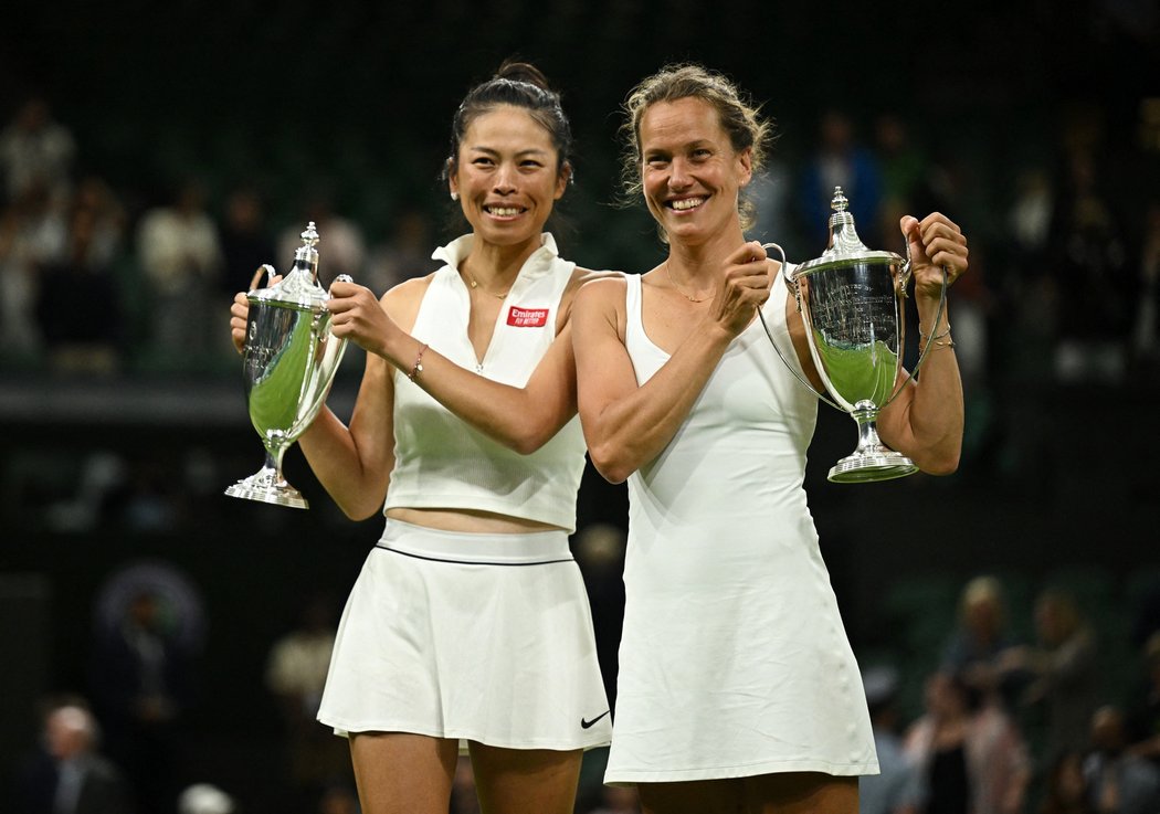 Barbora Strýcová a Su-Wei Hsieh po vítězství na Wimbledonu