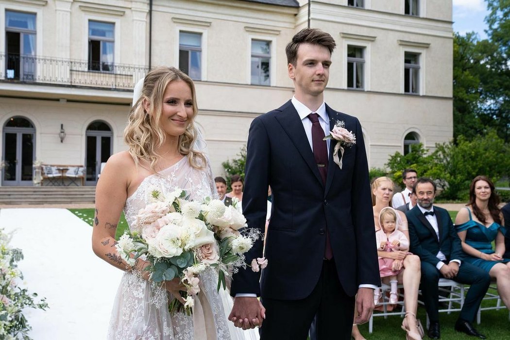 Tenistka Markéta Vondroušová se na zámku Mcely vdala za svého dlouholetého přítele Štěpána Šimka