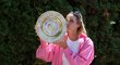 Markéta Vondroušová s trofejí z Wimbledonu