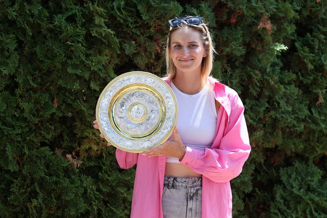Markéta Vondroušová s trofejí z Wimbledonu