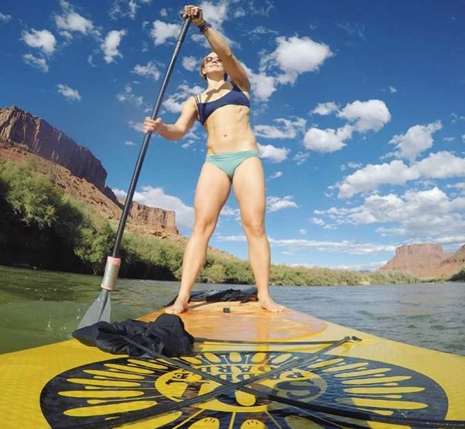 Lyžařka Laurenne Rossová na paddleboardu