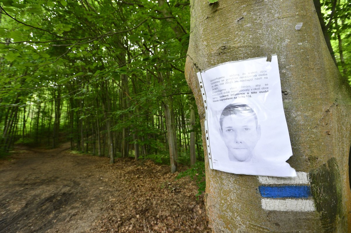 Všude ve Vonoklasech i okolí visí podobizna násilníka, který se pokusil o znásilnění jiné dívky v dubnu. Policie si myslí, že v pátek útočil také on.