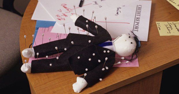 Náladu v práci zlepší voodoo panenky s tváří šéfů, tvrdí studie. Uleví i úzkosti