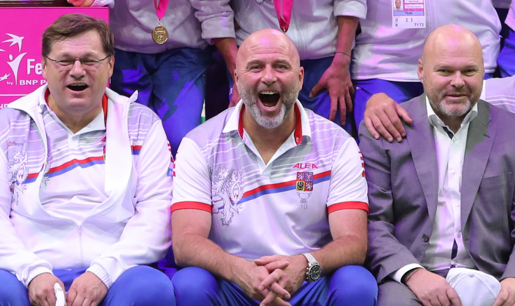Vlastimil Voráček (vlevo) je lékařem fedcupového týmu. Vedle něj sedí trenér David Kotyza a fyzioterapeut Pavel Kolář.