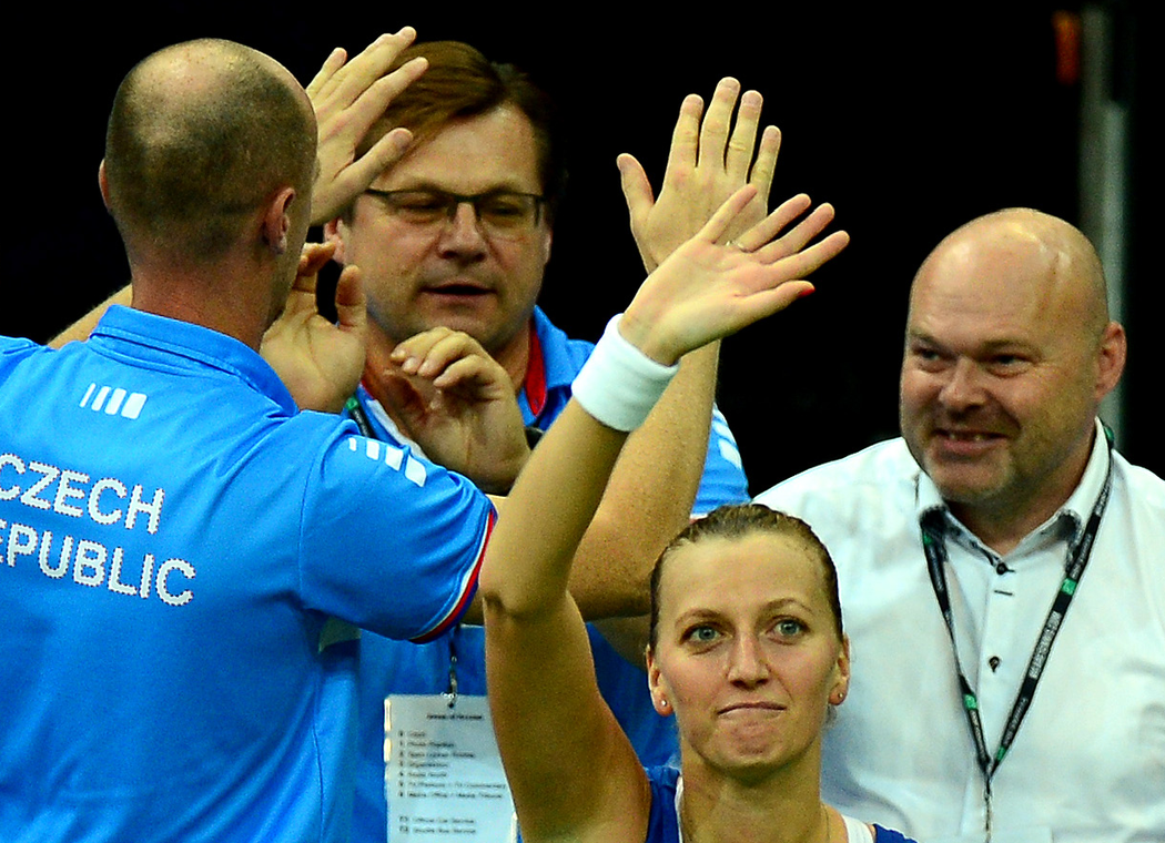 Vlastimil Voráček (vzadu) je dlouholetým lékařem českého fedcupového týmu