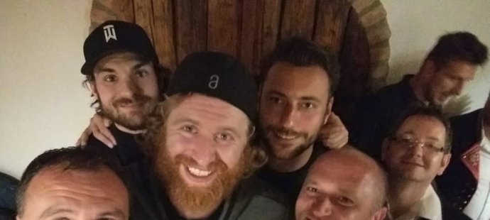 Michael Frolík, Jakub Voráček a Ondřej Pavelec se vyfotili s muzikanty místní cimbálovky