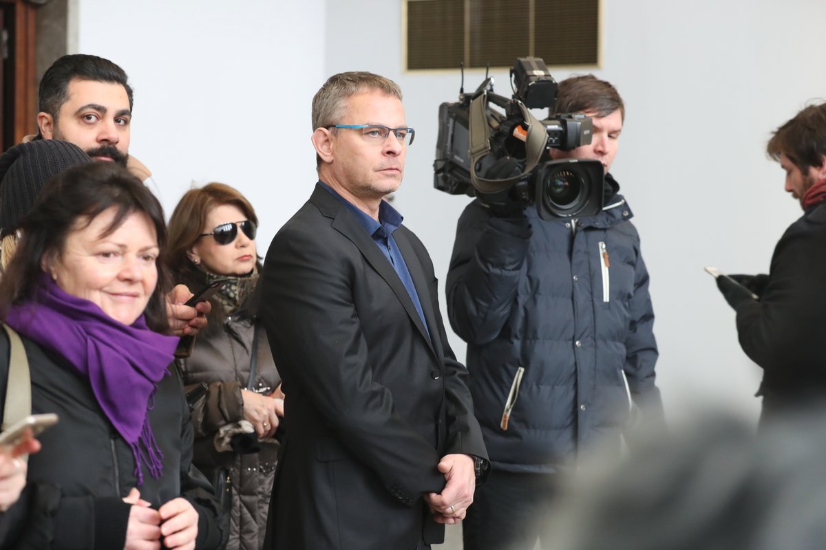 Lidé se loučí s režisérem Vorlíčkem.