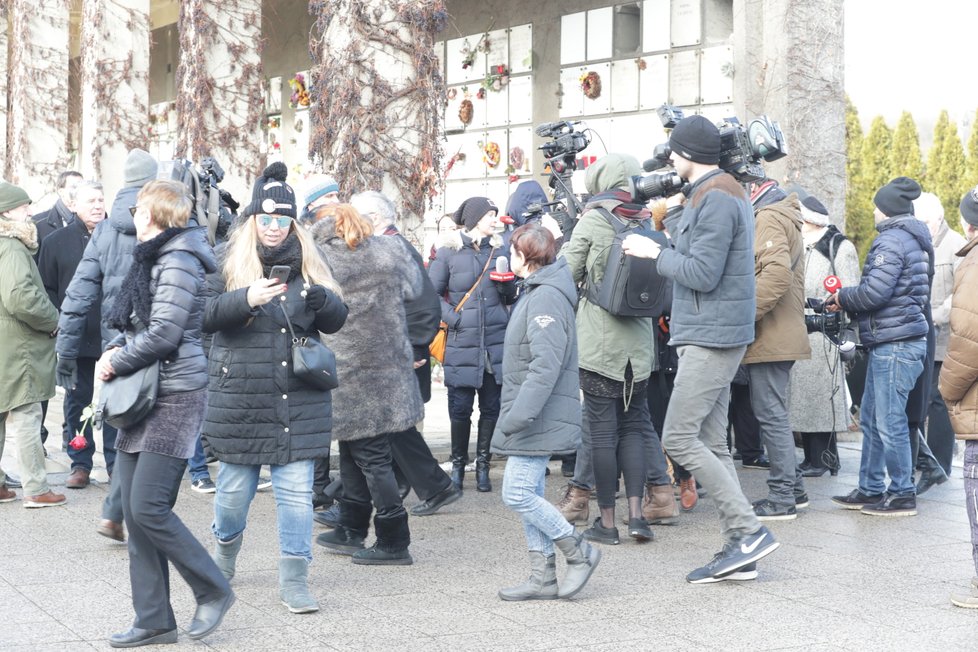 Lidé se přicházejí rozloučit s Václavem Vorlíčkem.