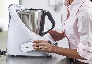 Thermomix TM5 od společnosti Vorwerk nahradí 12 kuchyňských pomocníků.