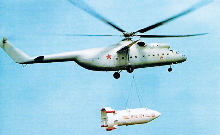 Raketa Vostok s transportním prstencem a zavěšená pod vrtulníkem Mi-6