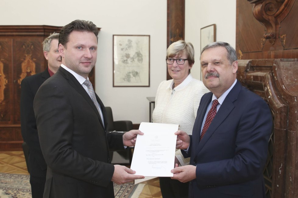 Václav Votava (ČSSD) přebírá od předsedy Poslanecké sněmovny Radka Vondráčka (ANO) osvědčení o vzniku mandátu. Ve sněmovně nahradil Votava Milana Chovance (ČSSD) (16. 9. 2019)