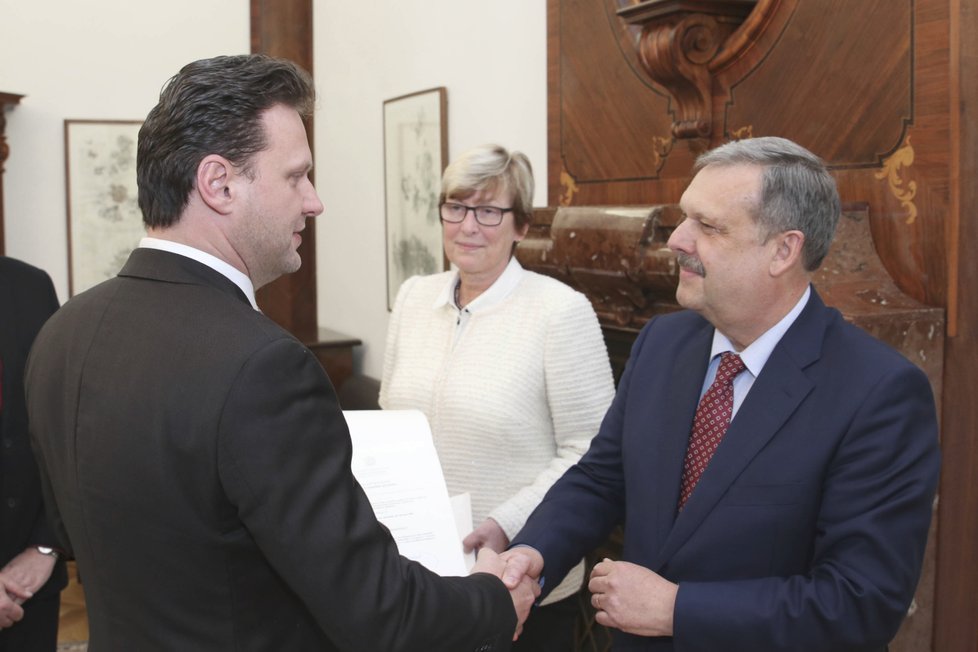 Václav Votava (ČSSD) přebírá od předsedy Poslanecké sněmovny Radka Vondráčka (ANO) osvědčení o vzniku mandátu. Ve Sněmovně nahradil Votava Milana Chovance (ČSSD) (16. 9. 2019)