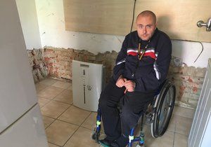 Lukáš Závodný (39) z Chvalkovic na Hané ve svém domě u vysoušeče v kuchyni.