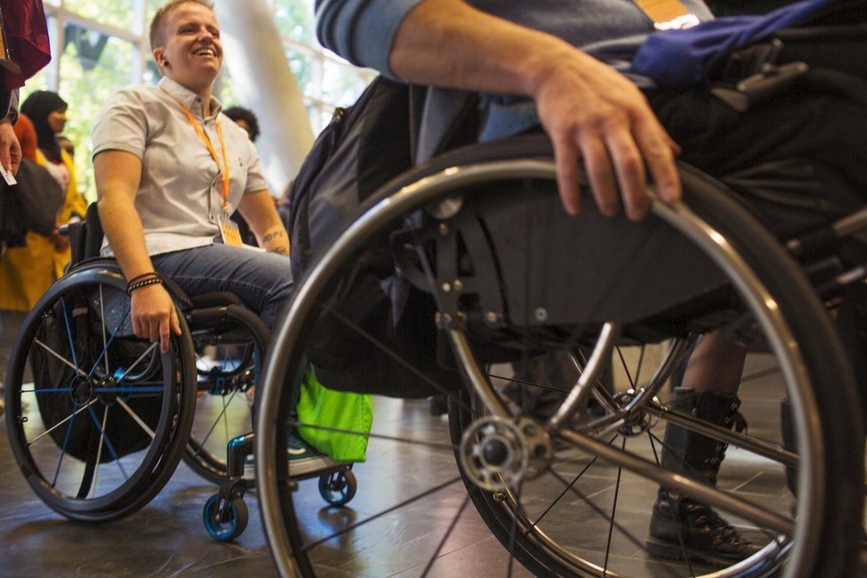 Lidé s těžkým postižením už nebudou místo peněz dostávat poukázky