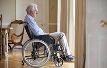 Absurdní: Invalida musel k lékaři na prohlídku kol vozíku!