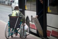 Dvojice povalila vozíčkáře (69) v České Lípě na zem a okradla ho! Policie hledá svědky