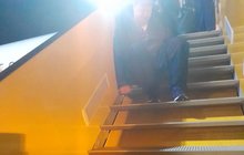 Ponižující zážitek připravil postiženému muži z Irska Adrianu Keoghovi (37) personál letiště ve švédském Göteborgu a společnosti Ryanair. Aby se dostal z letadla ven, musel se uličkou i po přistavených schůdcích potupně plazit!