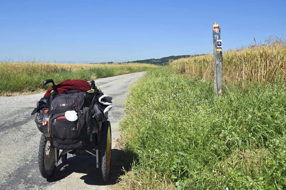 Český vozíčkář zemřel vyčerpáním při cestě do Španělska. Urazil tisíce kilometrů, svou cestu ale nestihl dokončit.