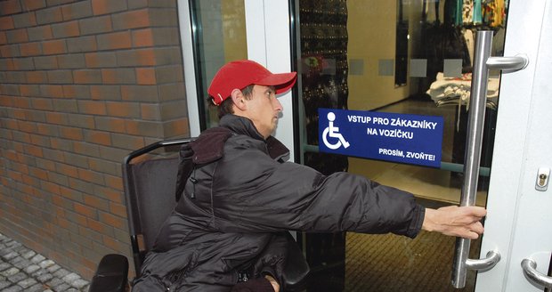 Vozíčkáře balamutila cedule na dveřích u prodejny, která odkazovala na neexistující zvonek