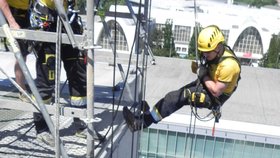 14 vozíčkářů dnes slaňovalo ze střechy brněnského hotelu Voroněž do hloubky 35 metrů. Pro mnohé to byl důkaz, že i člověk s omezením může žít plnohodnotně